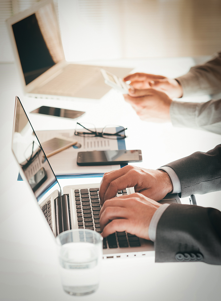 Personas en la computadora.